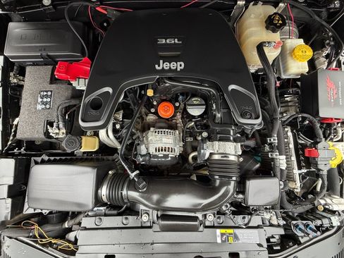 Used 2018 Jeep Wrangler Unlimited Rubicon AWD/4WD image 9