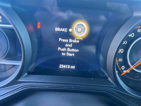 Used 2025 Jeep Wrangler Sahara image 34