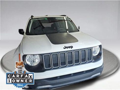 Used 2023 Jeep Renegade Latitude AWD/4WD image 2