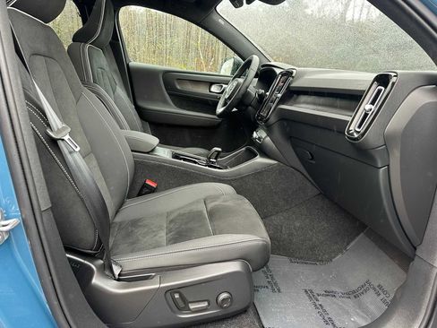 Used 2023 Volvo C40 P8 Recharge Plus w/ Climate Package image 10