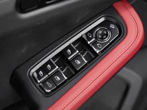 Certified 2025 Porsche Macan image 19