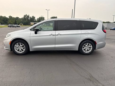 Used 2024 Chrysler Pacifica Touring-L FWD image 5