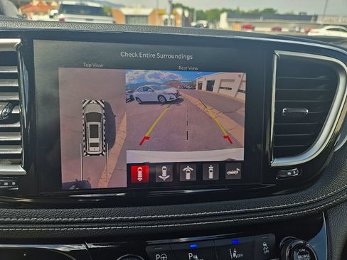Used 2024 Chrysler Pacifica Limited FWD image 21