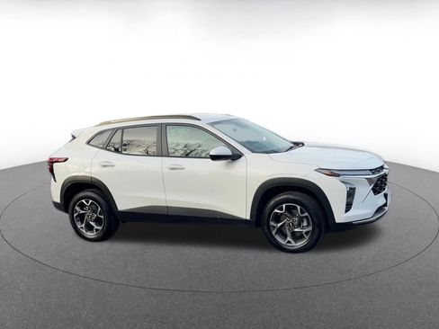 Used 2025 Chevrolet Trax LT w/ LT Convenience Package image 2