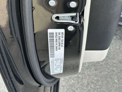 Used 2023 Chrysler Pacifica Touring-L FWD image 18