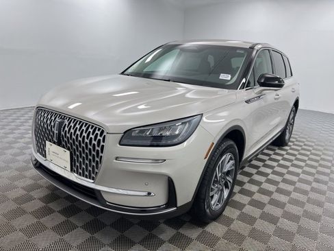 Used 2023 Lincoln Corsair AWD w/ Equipment Group 101A image 2