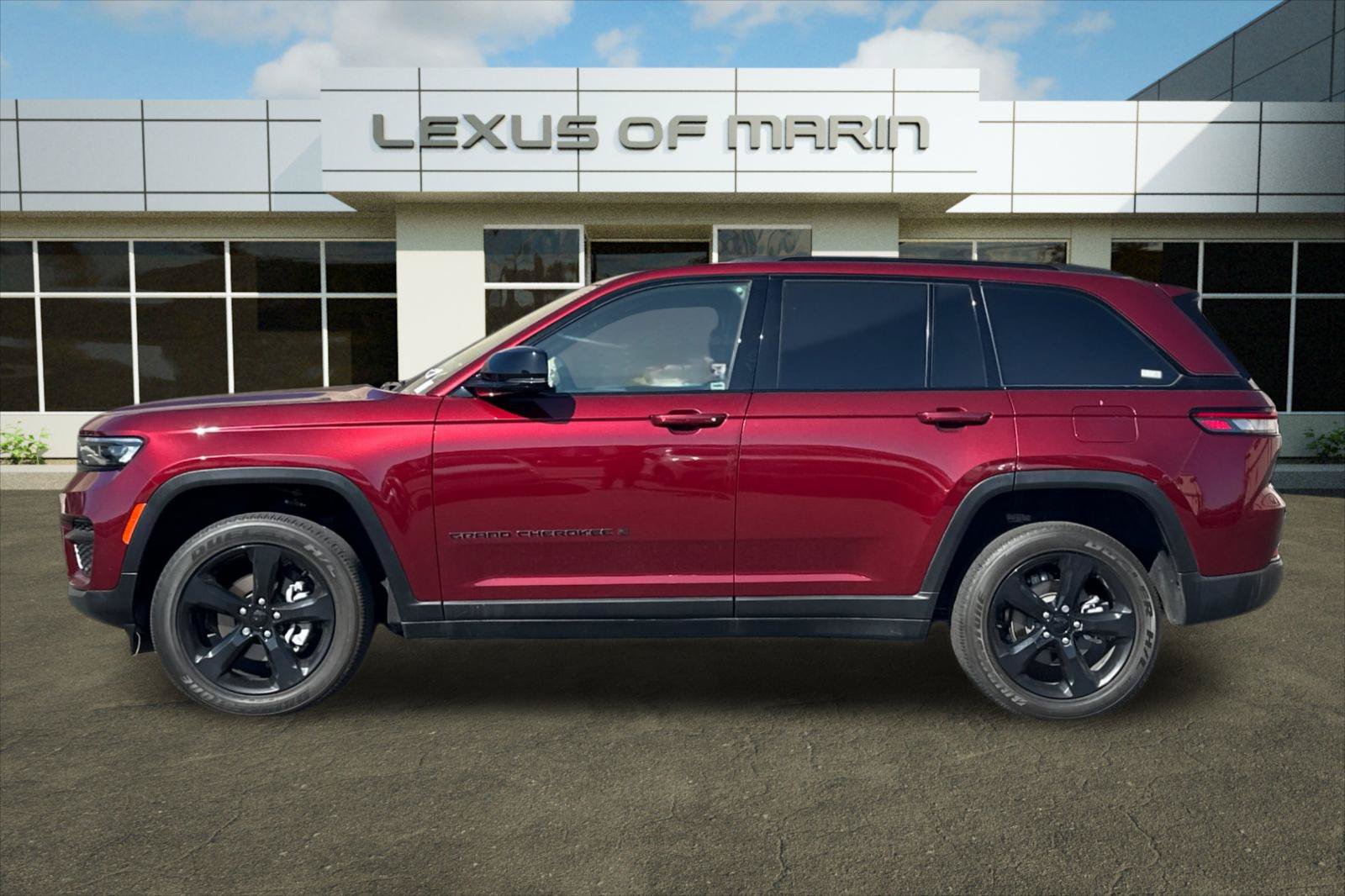 Used 2023 Jeep Grand Cherokee Altitude AWD/4WD image 2