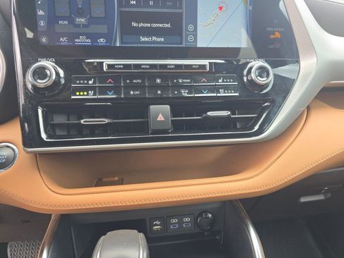 Used 2022 Toyota Highlander Platinum image 16