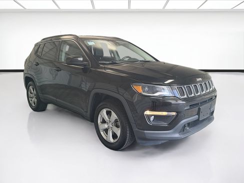 Used 2018 Jeep Compass Latitude w/ Popular Equipment Group FWD image 3