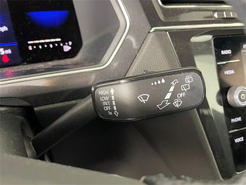 Used 2022 Volkswagen Tiguan SE R-Line image 12