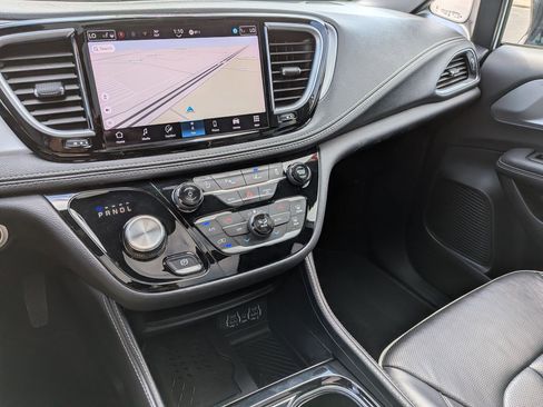 Used 2025 Chrysler Pacifica Limited FWD image 22
