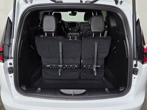 New 2026 Chrysler Pacifica Select image 9