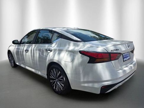 Used 2025 Nissan Altima 2.5 SV FWD image 2