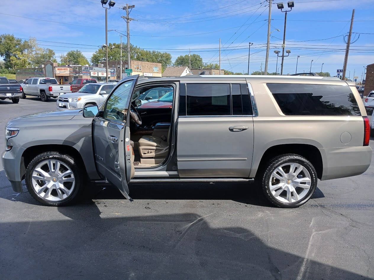 Used 2017 Chevrolet Suburban Premier AWD/4WD image 25