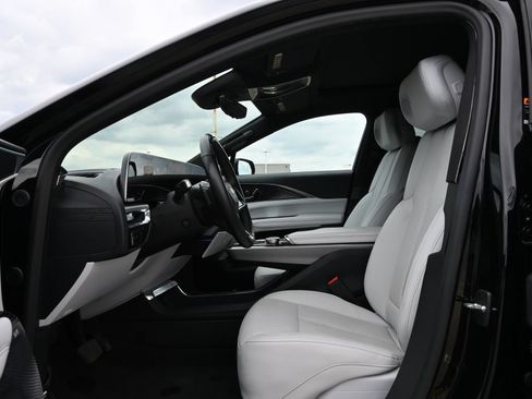 Used 2023 Cadillac Lyriq 2WD image 16