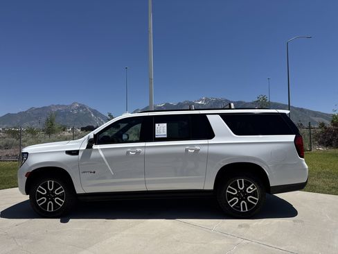 Used 2023 GMC Yukon XL AT4 w/ AT4 Premium Package AWD/4WD image 2