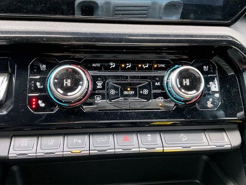 Used 2025 GMC Sierra 3500 AT4 w/ AT4 Premium Plus Package image 18