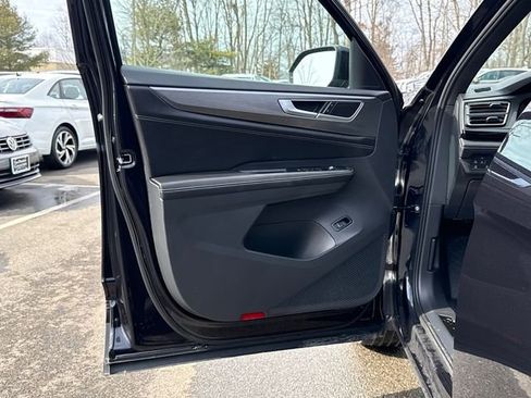 Certified 2025 Volkswagen Atlas Cross Sport SE w/ Panoramic Sunroof Package image 11