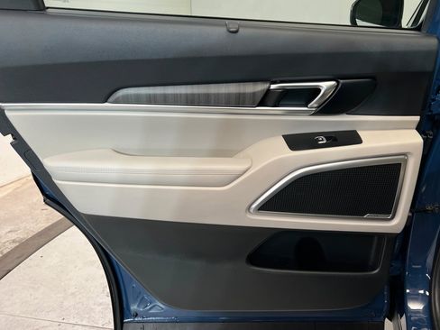 Used 2023 Kia Telluride EX image 19