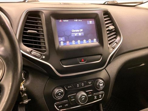 Used 2020 Jeep Cherokee Latitude w/ Cold Weather Group image 5