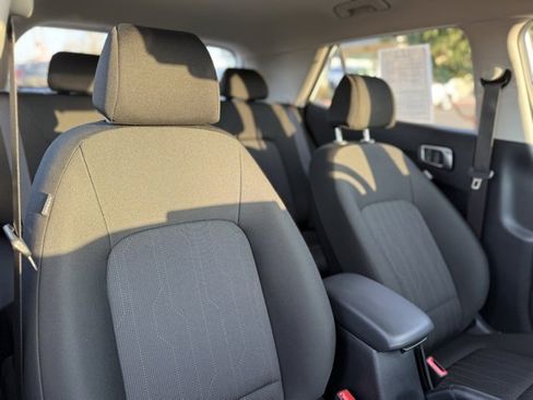 Certified 2025 Hyundai Venue SE image 15