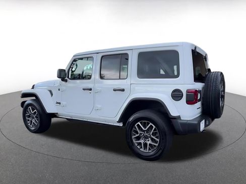 Used 2025 Jeep Wrangler Unlimited Sahara AWD/4WD image 9