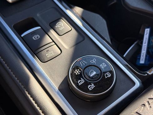 Used 2025 Nissan Pathfinder SV image 38