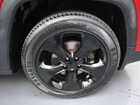 Used 2019 Jeep Compass Latitude FWD image 9