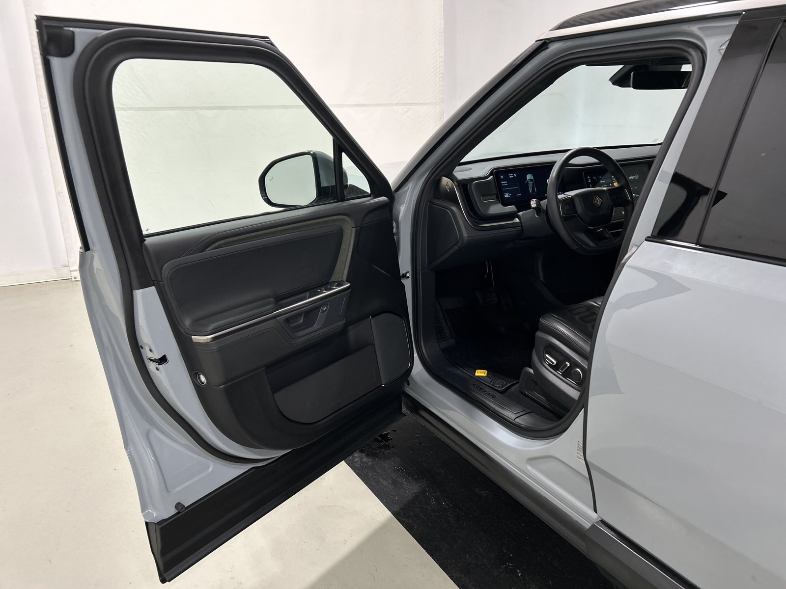 Used 2025 Rivian R1S Adventure Dual AWD/4WD image 16