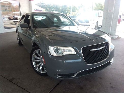Used 2018 Chrysler 300 Touring L RWD image 2