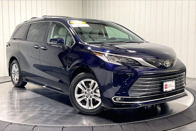 Used 2026 Toyota Sienna Limited AWD/4WD image 3