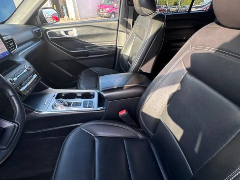 Used 2020 Ford Explorer XLT w/ Equipment Group 202A RWD image 18