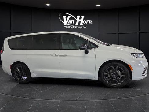 New 2026 Chrysler Pacifica Select image 2