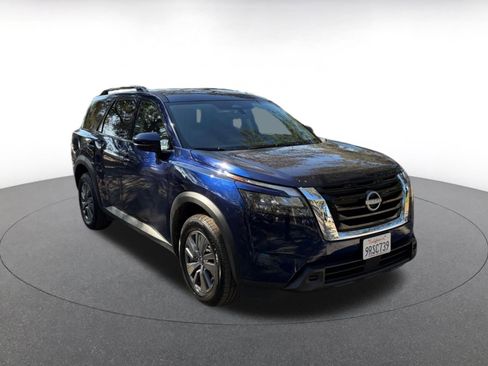 Used 2025 Nissan Pathfinder SV image 1