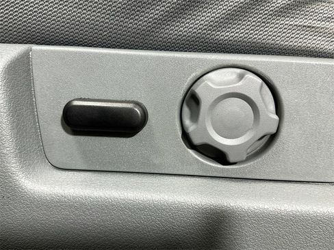 Used 2011 Ford F150 XLT w/ XLT Chrome Pkg image 29