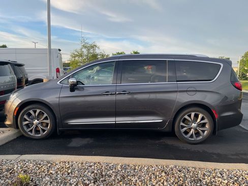 Used 2017 Chrysler Pacifica Limited w/ UConnect Theater Package FWD image 7