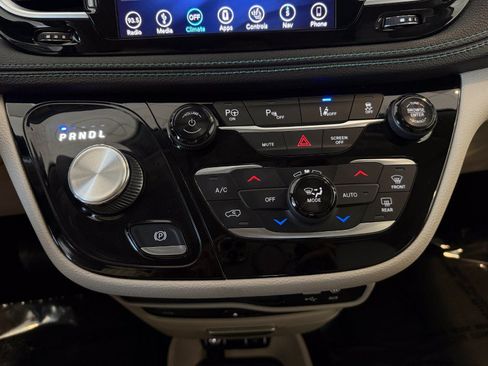 Used 2018 Chrysler Pacifica Limited w/ Advanced Safetytec Group FWD image 38