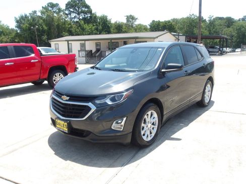 Used 2020 Chevrolet Equinox LS w/ LS Convenience Package FWD image 2