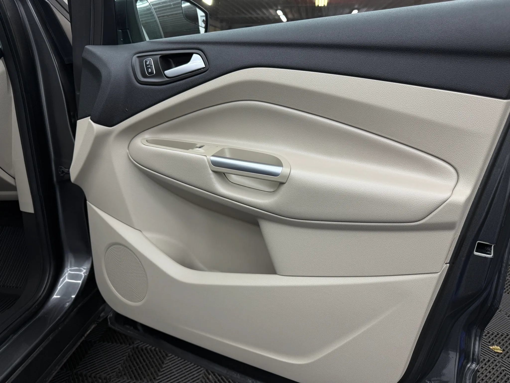 Used 2018 Ford Escape Titanium FWD image 5
