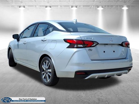 Used 2021 Nissan Versa SV FWD image 3