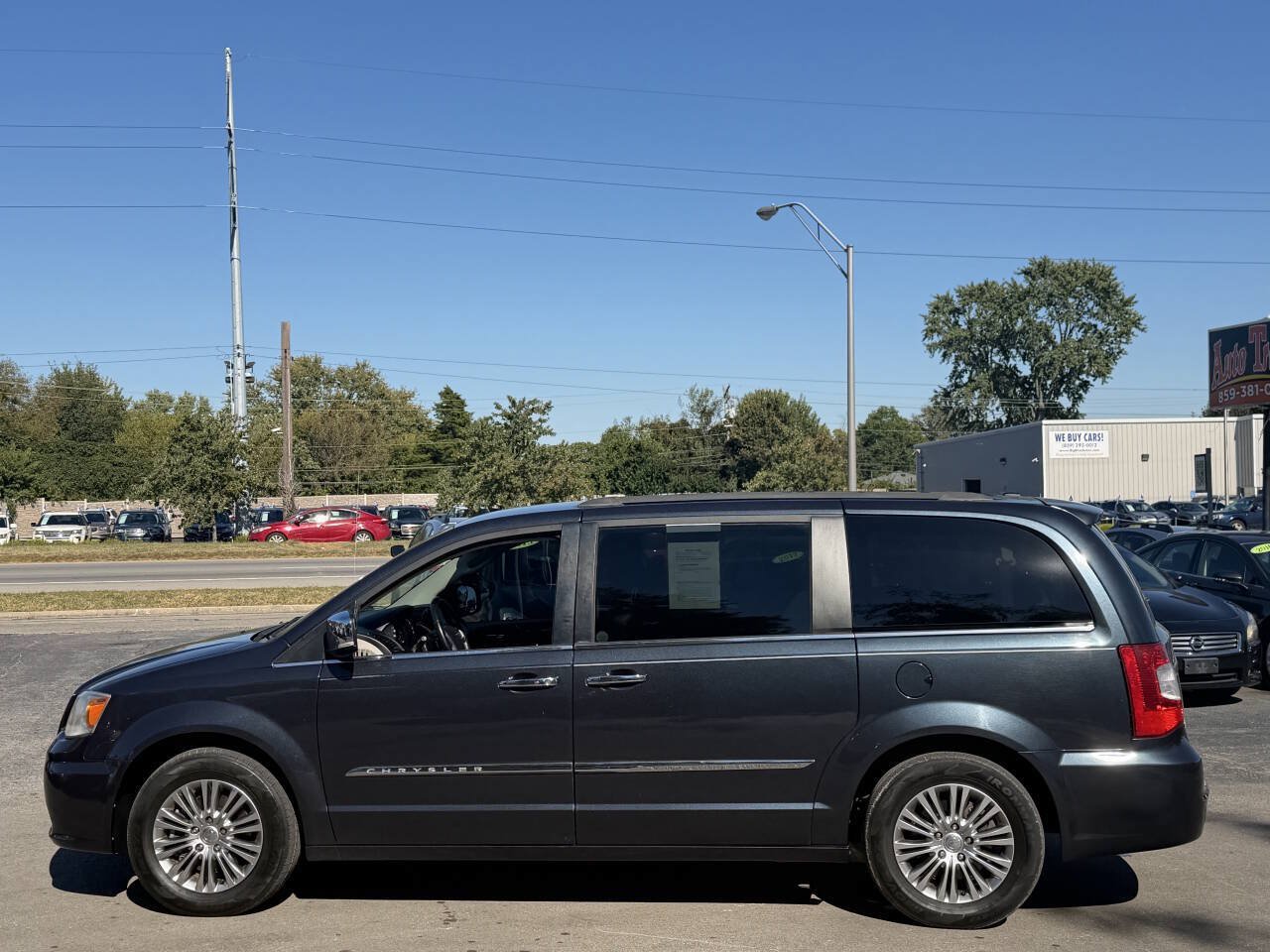 Used 2013 Chrysler Town & Country Touring-L w/ Driver Convenience Group FWD image 6