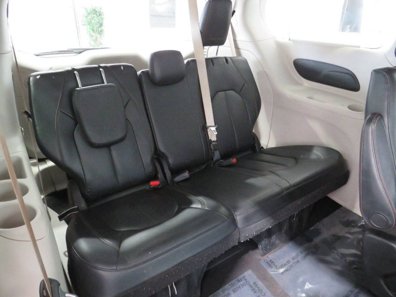 Used 2019 Chrysler Pacifica Touring-L FWD image 12