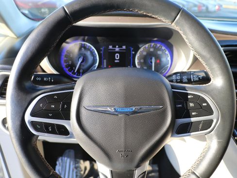 Used 2018 Chrysler Pacifica Touring-L image 15