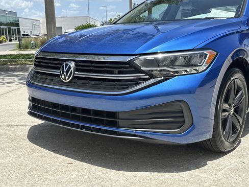 Certified 2023 Volkswagen Jetta SE w/ Panoramic Sunroof Package FWD image 9