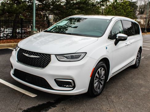 Used 2023 Chrysler Pacifica Limited FWD image 2
