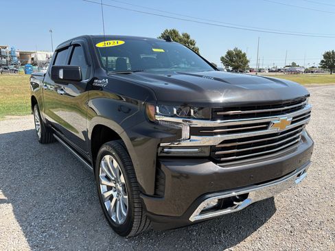Used 2021 Chevrolet Silverado 1500 High Country w/ Technology Package AWD/4WD image 3