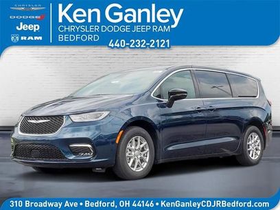 New 2025 Chrysler Pacifica Select