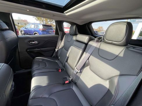 Used 2019 Jeep Cherokee Trailhawk image 22