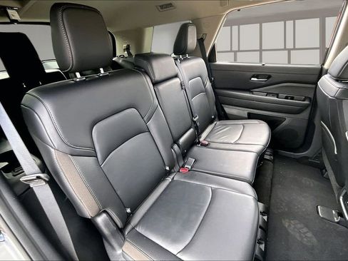 Used 2025 Nissan Pathfinder SL image 24