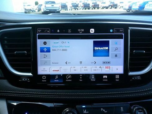 Used 2023 Chrysler Pacifica Limited image 16